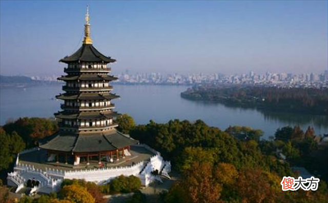 【历史故事】当年雷峰塔突然坍塌后，专家在塔底究竟发现了什么？