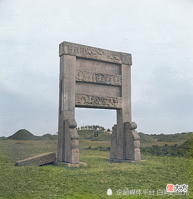 【爱历史】民国老照片：江苏睢宁县城外的牌坊，城墙外护城河上的捕鱼者