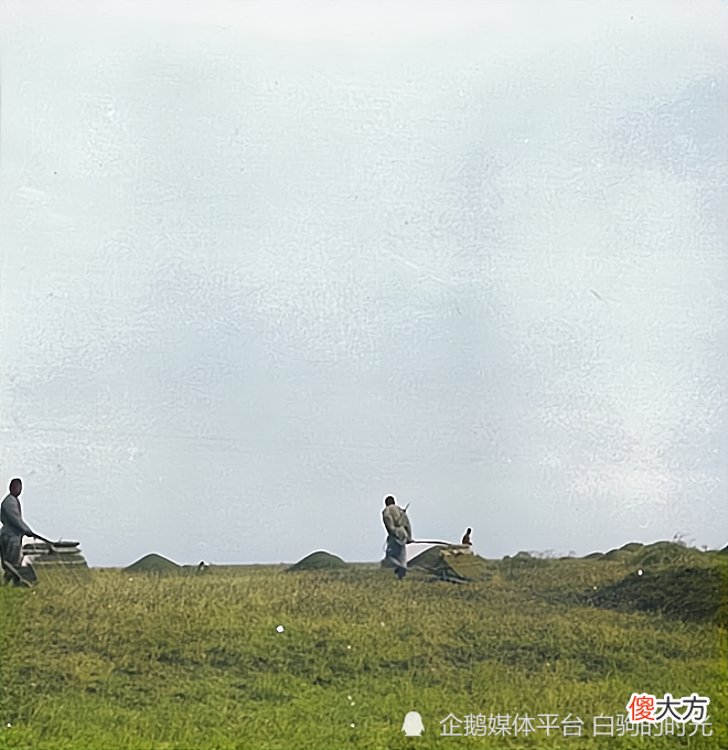 【爱历史】民国老照片：江苏睢宁县城外的牌坊，城墙外护城河上的捕鱼者