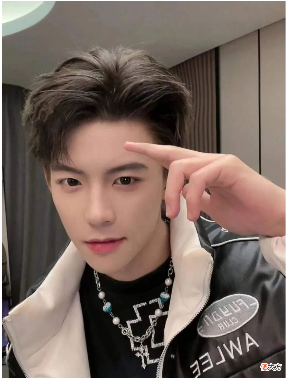 【就爱时尚】今夏最火男士发型有哪些？寸头分头精神时尚，潮流染发很吸引眼球