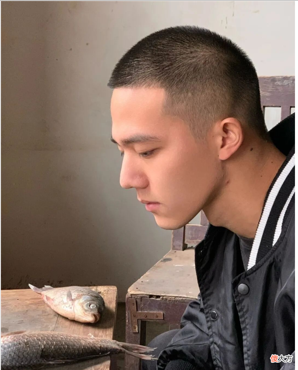 【就爱时尚】今夏最火男士发型有哪些？寸头分头精神时尚，潮流染发很吸引眼球