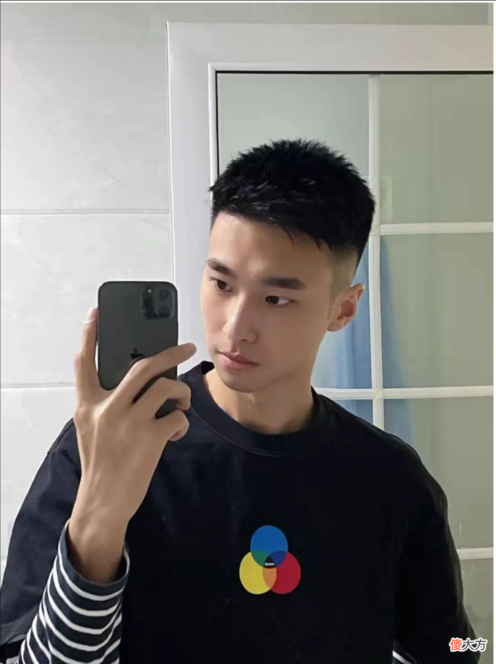 【就爱时尚】今夏最火男士发型有哪些？寸头分头精神时尚，潮流染发很吸引眼球