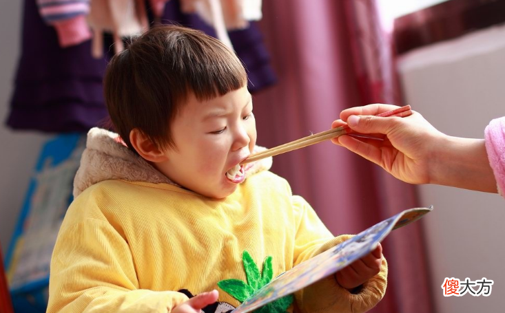 让孩子学会独立吃饭很重要！这几点做好，家长就不用追着喂饭了