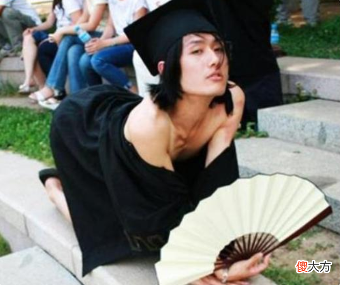 大学毕业生拍照 大学生毕业照拍摄