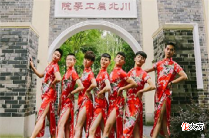 大学毕业生拍照 大学生毕业照拍摄