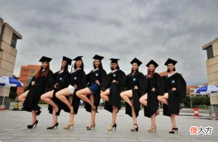 大学毕业生拍照 大学生毕业照拍摄