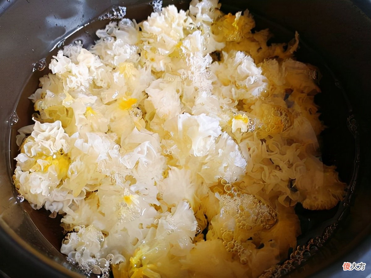 入秋后要多喝银耳汤，教你正确做法，银耳快速出胶，黏稠有营养