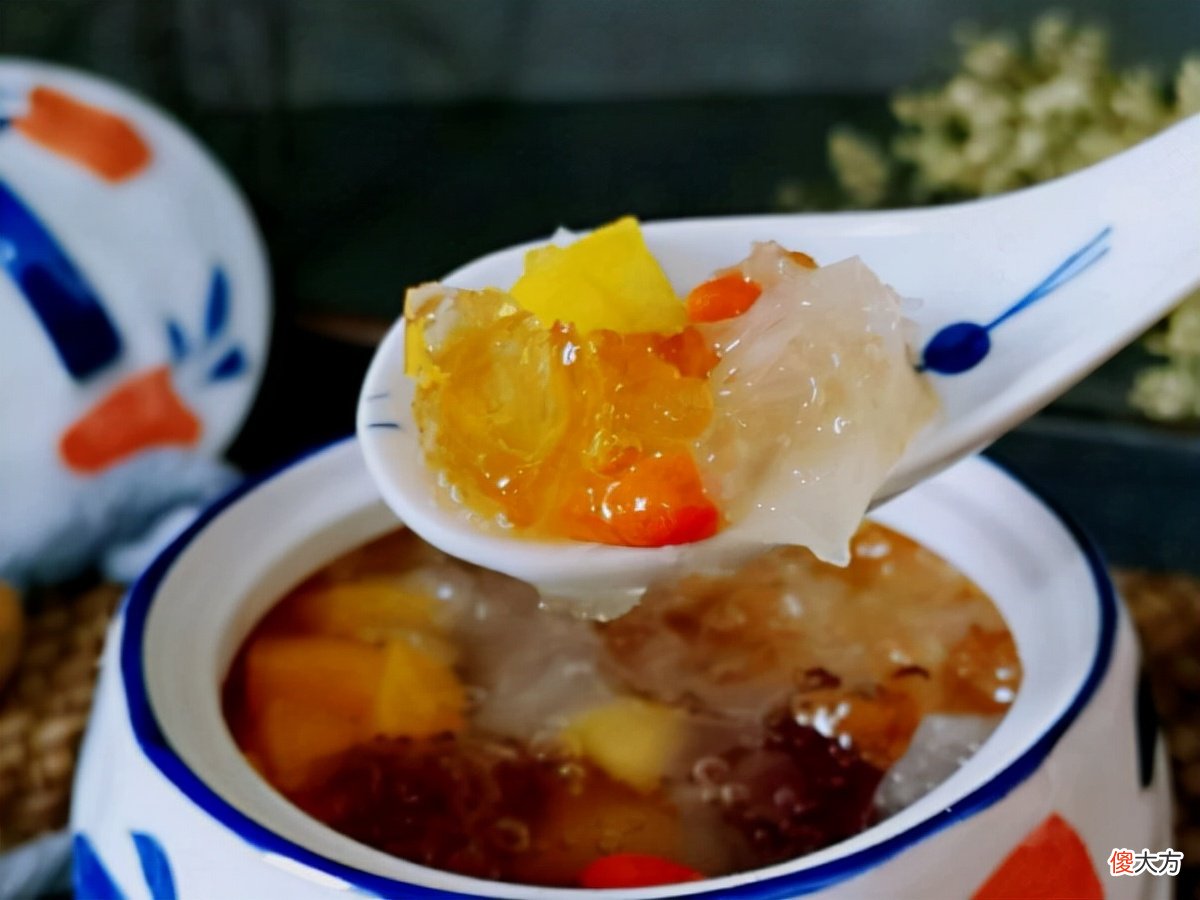 入秋后要多喝银耳汤，教你正确做法，银耳快速出胶，黏稠有营养