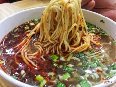 舌尖上的青海，从这条600年的老街开始，游客最爱这里的老酸奶