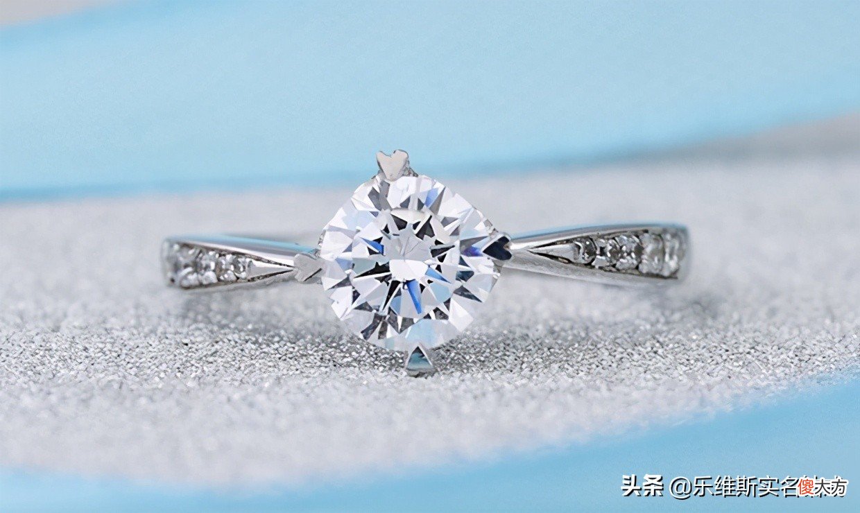 订婚戒归谁买？要带女方一起买吗？必须买一克拉的吗？