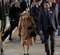【时尚一点】2018年，英女王独自现身！冬天光腿穿大衣出行，看了真让人心疼