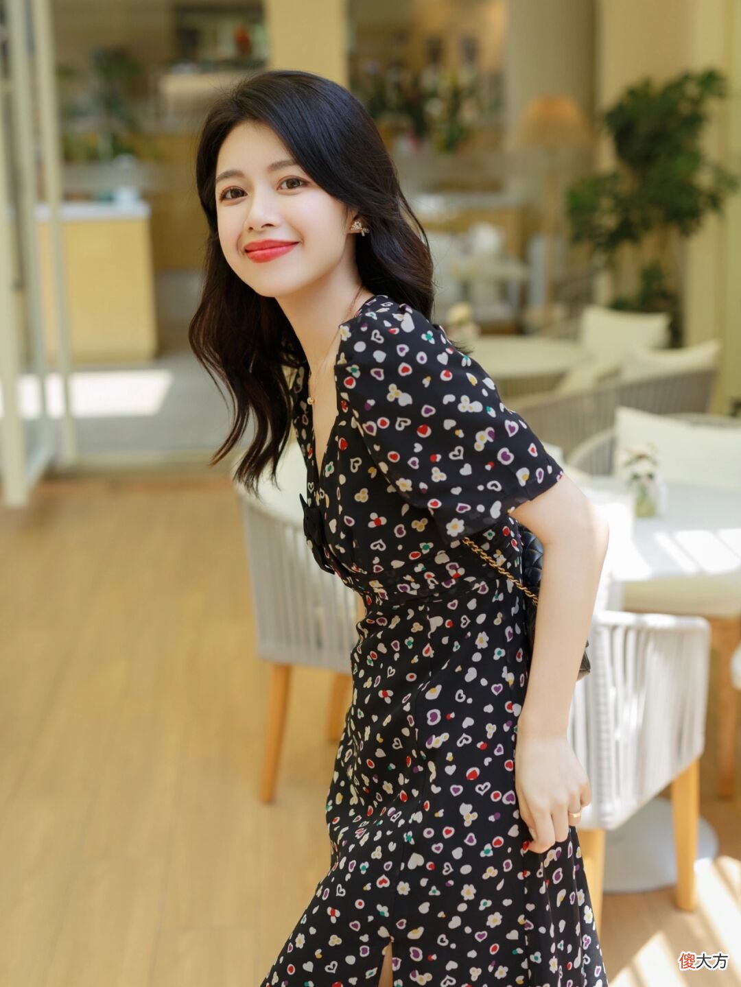 【就爱时尚】35岁的女人该如何穿？今年流行“简约优雅”风，减龄时髦又显气质