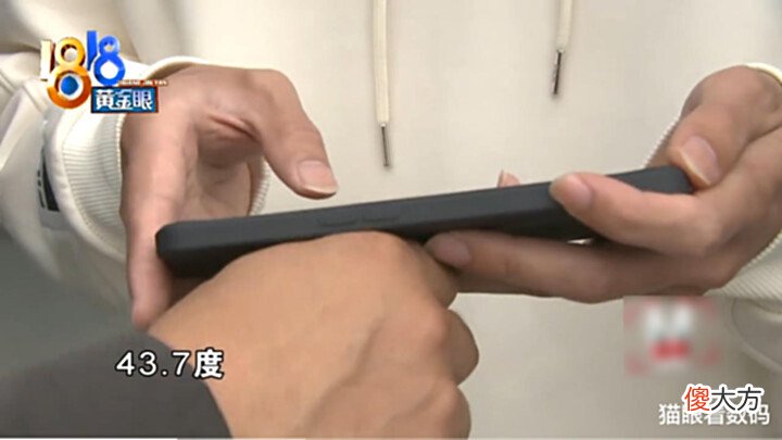 【游戏世界】小伙打游戏觉得温度高就要退手机 网友吐槽: 玩原神哪有不热的?