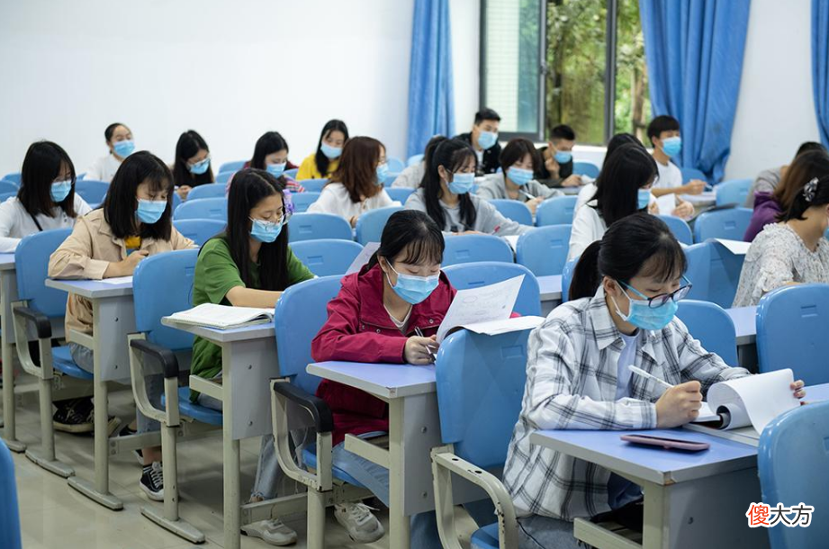 贫困生买智能手机被举报 举报贫困户手机号码
