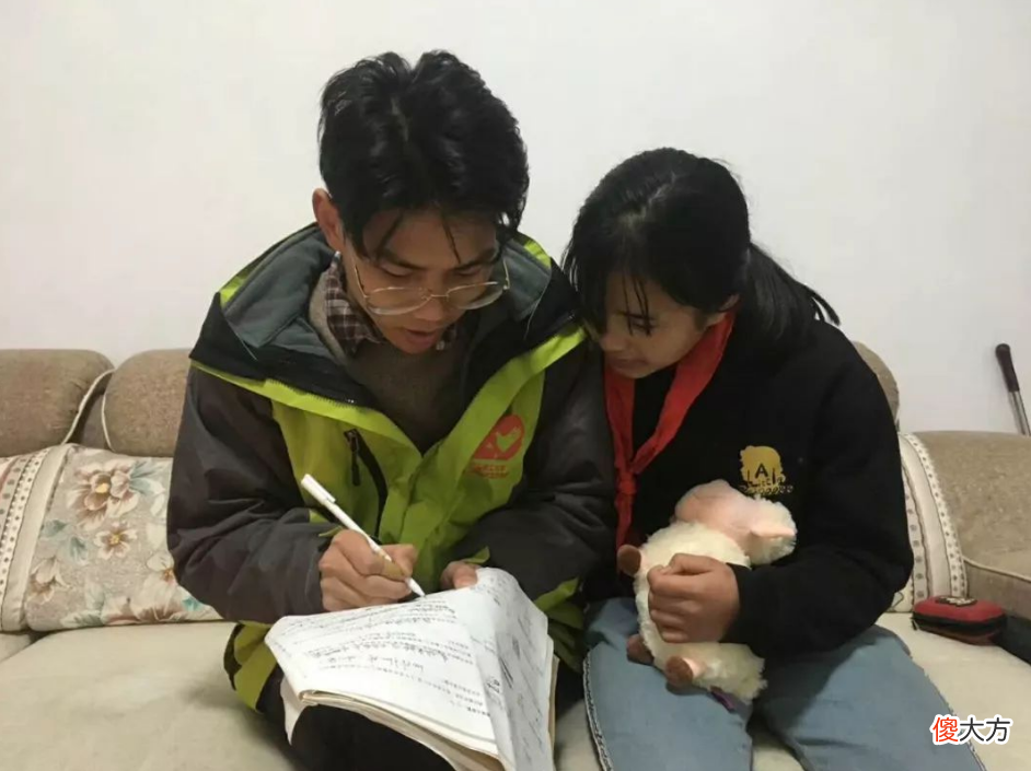 贫困生买智能手机被举报 举报贫困户手机号码