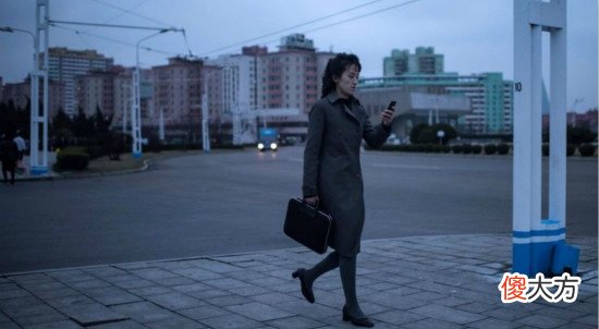 朝鲜年轻人喜欢用智能手机 朝鲜人用的手机