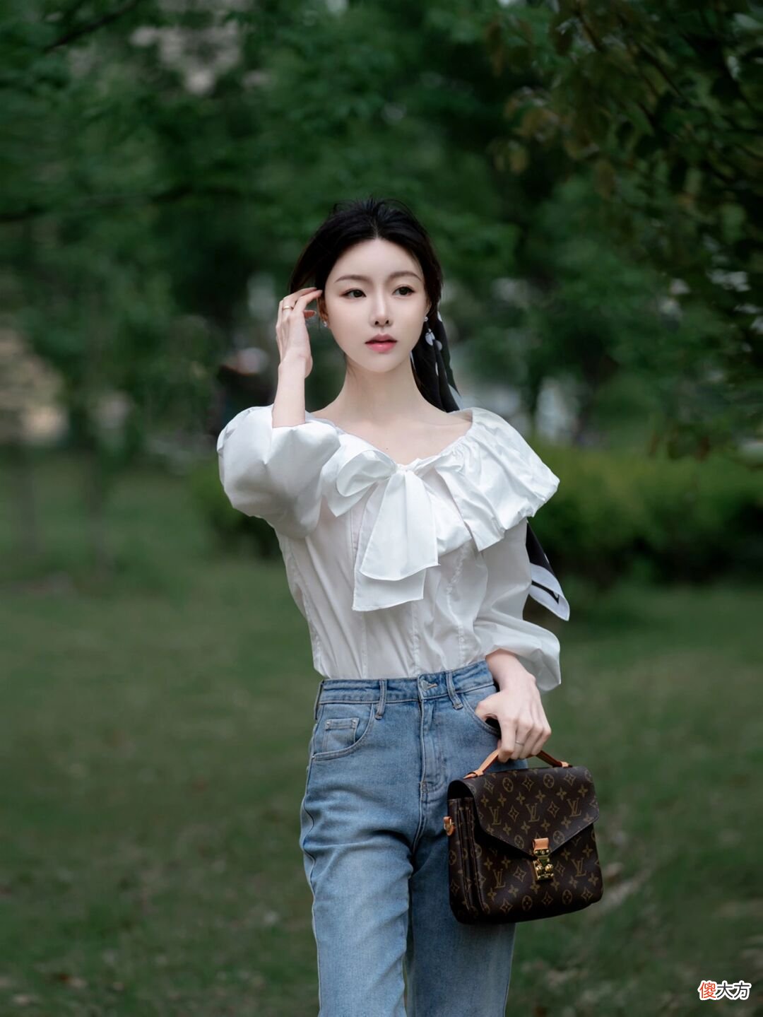 【时尚一点】上班的女人，衬衫应该选“紧身”还是“宽松”的？今年流行这几款