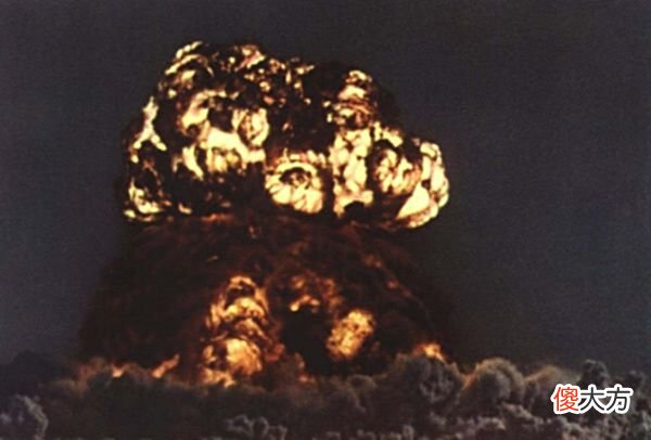 【历史故事】中国首颗原子弹爆炸成功，毛主席却要求先通知日本，这是为何？