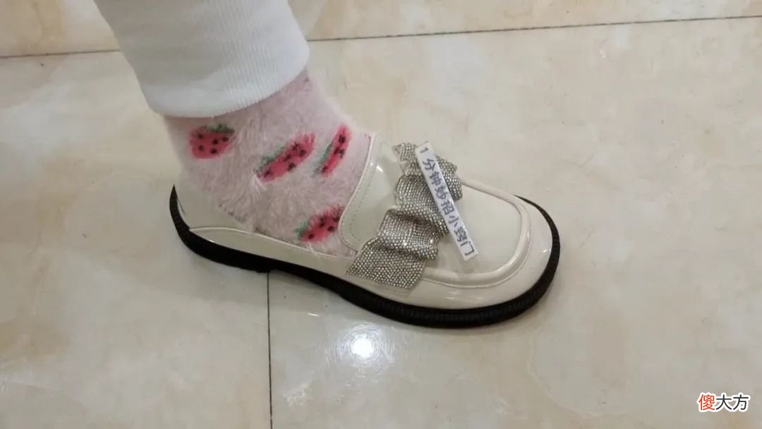 【时尚一点】鞋子买小了磨脚怎么办？鞋厂老板教我这个妙招，鞋子马上变舒适