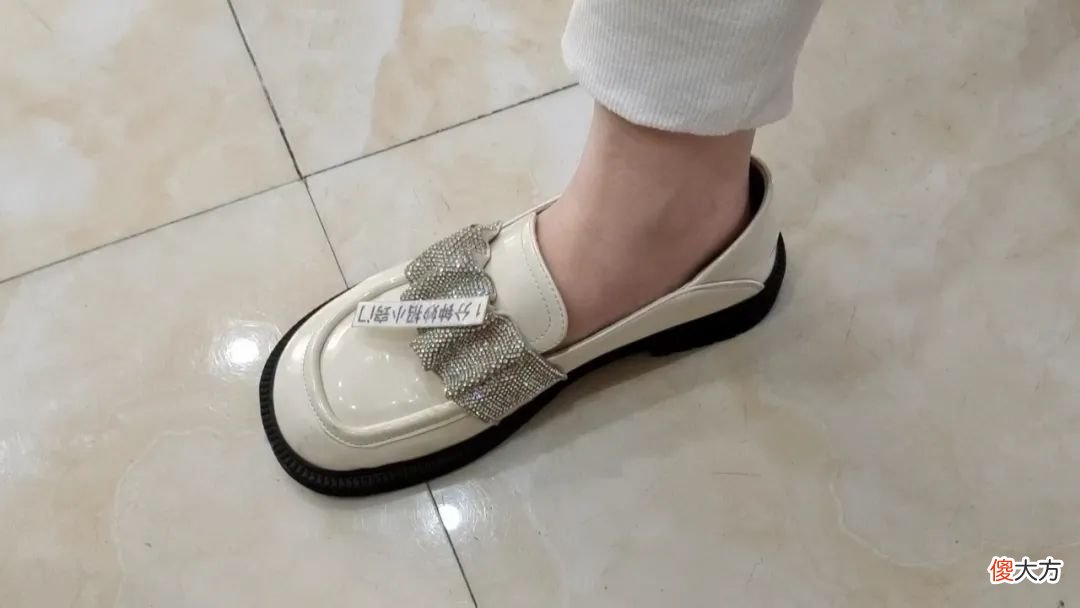 【时尚一点】鞋子买小了磨脚怎么办？鞋厂老板教我这个妙招，鞋子马上变舒适
