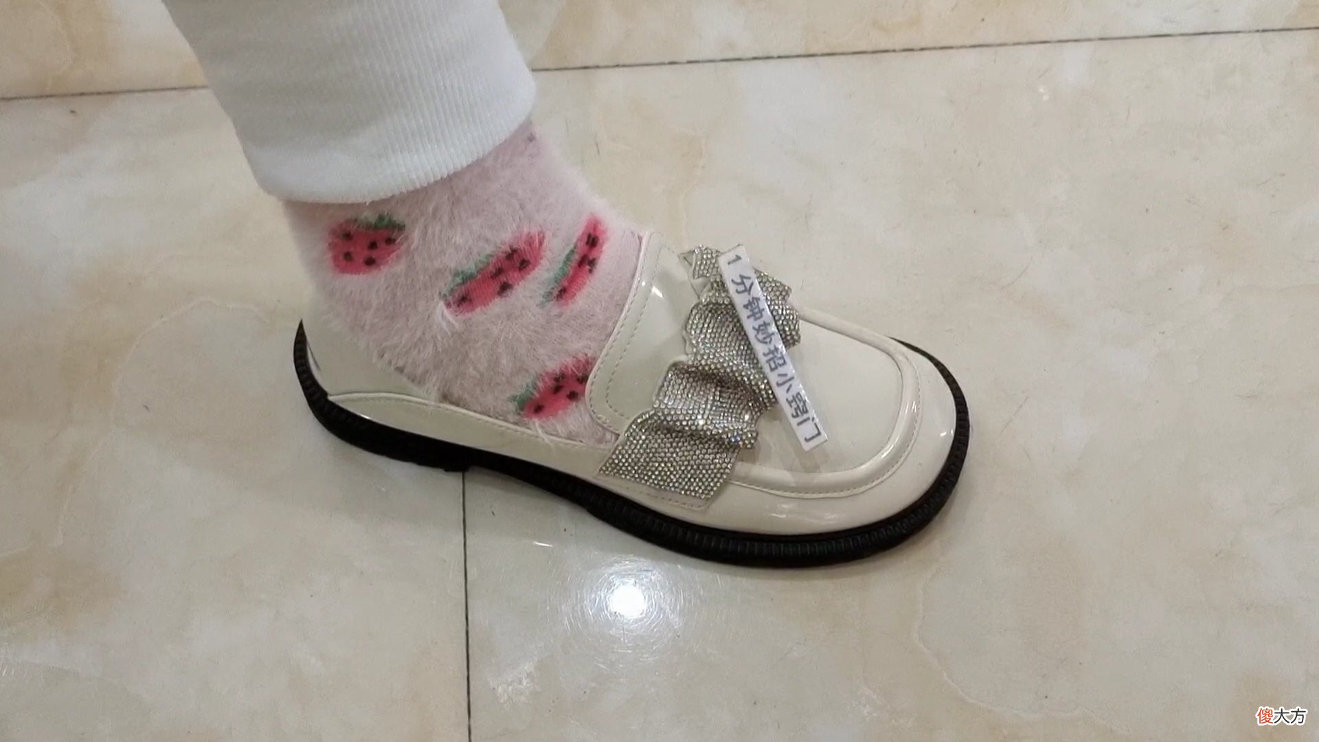 【就爱时尚】鞋子买小了磨脚怎么办?鞋厂老板教我这个窍门,鞋子立马变舒服