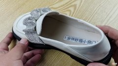 【就爱时尚】鞋子买小了磨脚怎么办？鞋厂老板教我这个窍门，鞋子立马变舒服