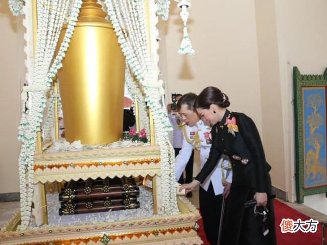 【时尚一点】苏提达高调升级首饰，佩戴黑珍珠耳环出镜，正宫气场碾压西拉米