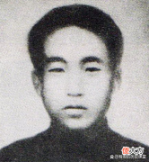 【爱历史】八路副司令受伤被困，老大娘把他藏在地窖里，却被隔壁保长看见了