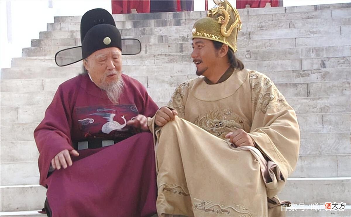 【历史故事】朱元璋拜佛时问方丈：朕要跪下吗？方丈答了8个字救了全寺的人