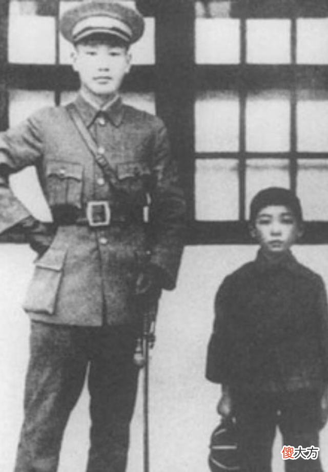 【爱历史】老照片：图1蒋经国和妻子穿泳装度蜜月，图4任校长时期的蒋介石