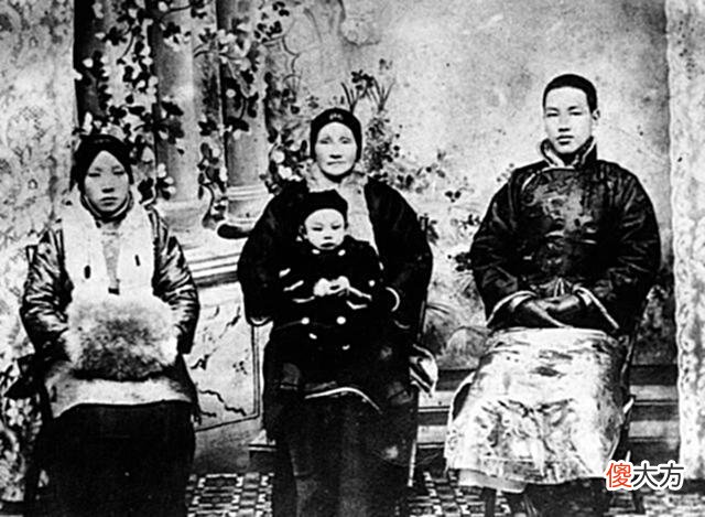 【爱历史】老照片：图1蒋经国和妻子穿泳装度蜜月，图4任校长时期的蒋介石