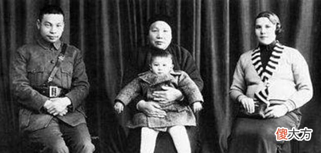 【爱历史】老照片：图1蒋经国和妻子穿泳装度蜜月，图4任校长时期的蒋介石