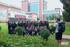 毕业季郑州高校周边摄影师一天拍摄超8小时，198元宿舍套餐最受学生青睐