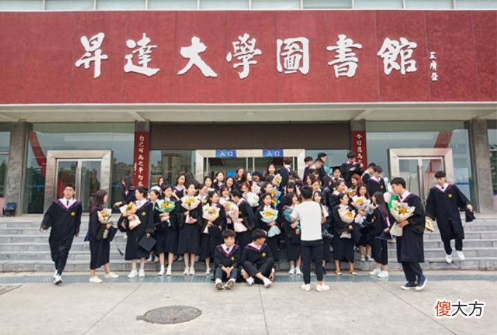毕业季郑州高校周边摄影师一天拍摄超8小时，198元宿舍套餐最受学生青睐