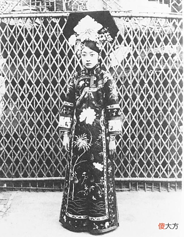 【历史故事】末代皇后和皇妃高清照，婉容气质好，文秀在紫禁城遛狗