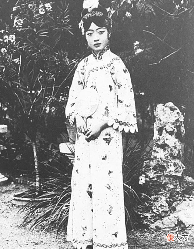 【历史故事】末代皇后和皇妃高清照，婉容气质好，文秀在紫禁城遛狗