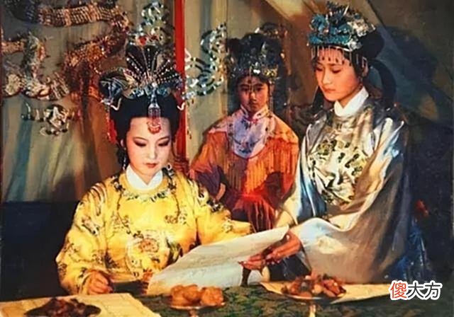 【历史故事】贾元春省亲为何要挑在晚上？此处明写“元妃省亲”，实则“元妃头七”
