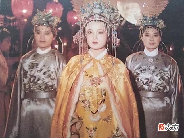 【历史故事】贾元春省亲为何要挑在晚上？此处明写“元妃省亲”，实则“元妃头七”