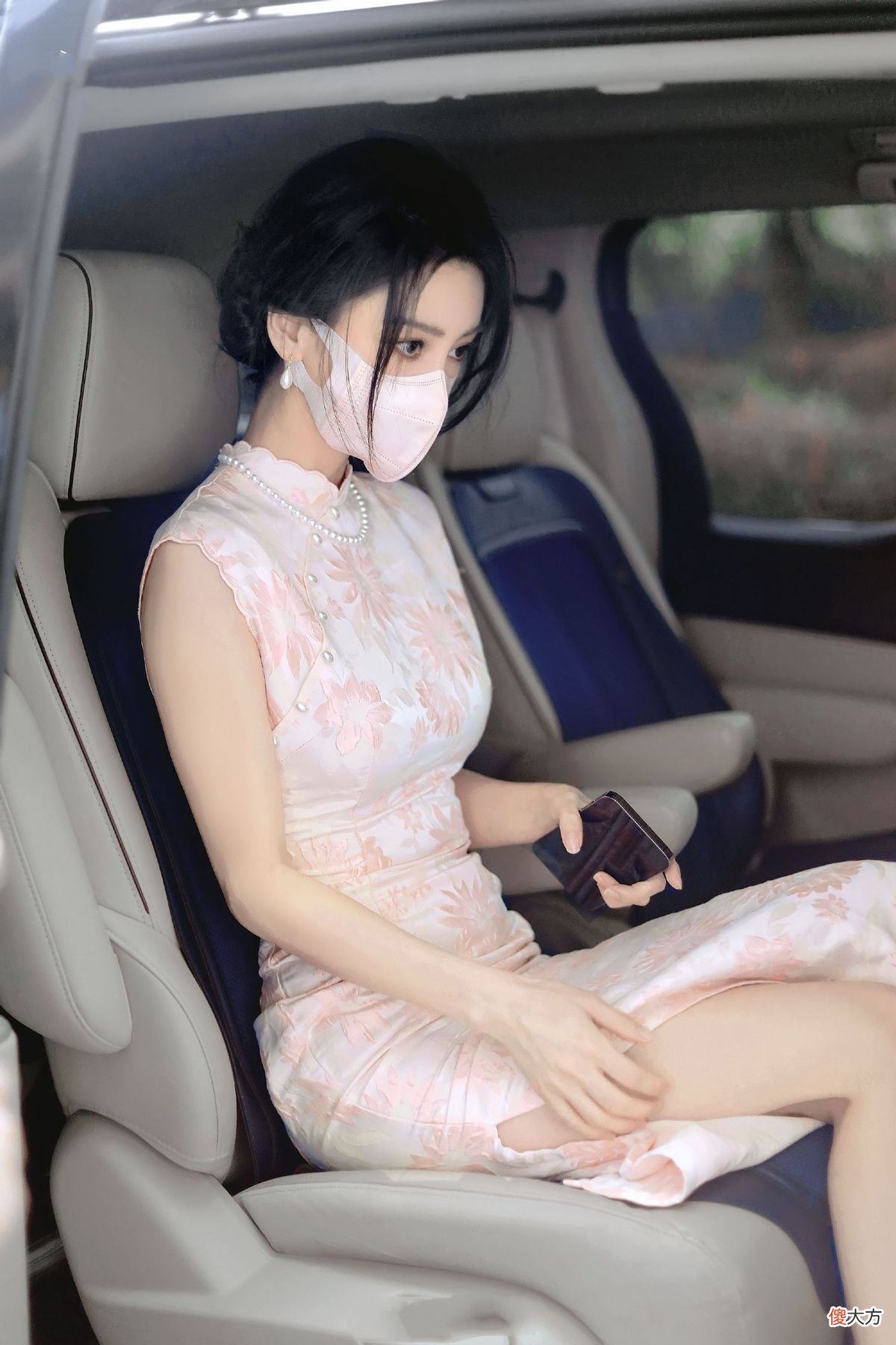 【时尚一点】Baby穿粉色旗袍录节目，身形骨感腰肢纤细，大红唇秒变民国名媛
