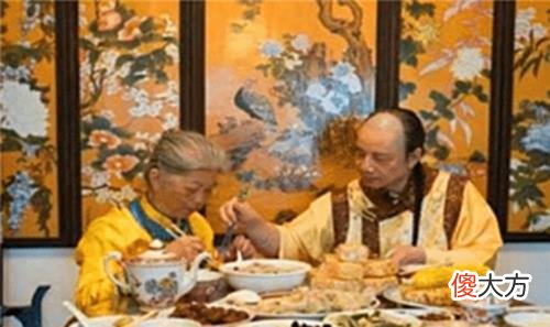 【历史故事】他自称是多尔衮十世孙，大闹火车站怒斥众人：你们全是奴才