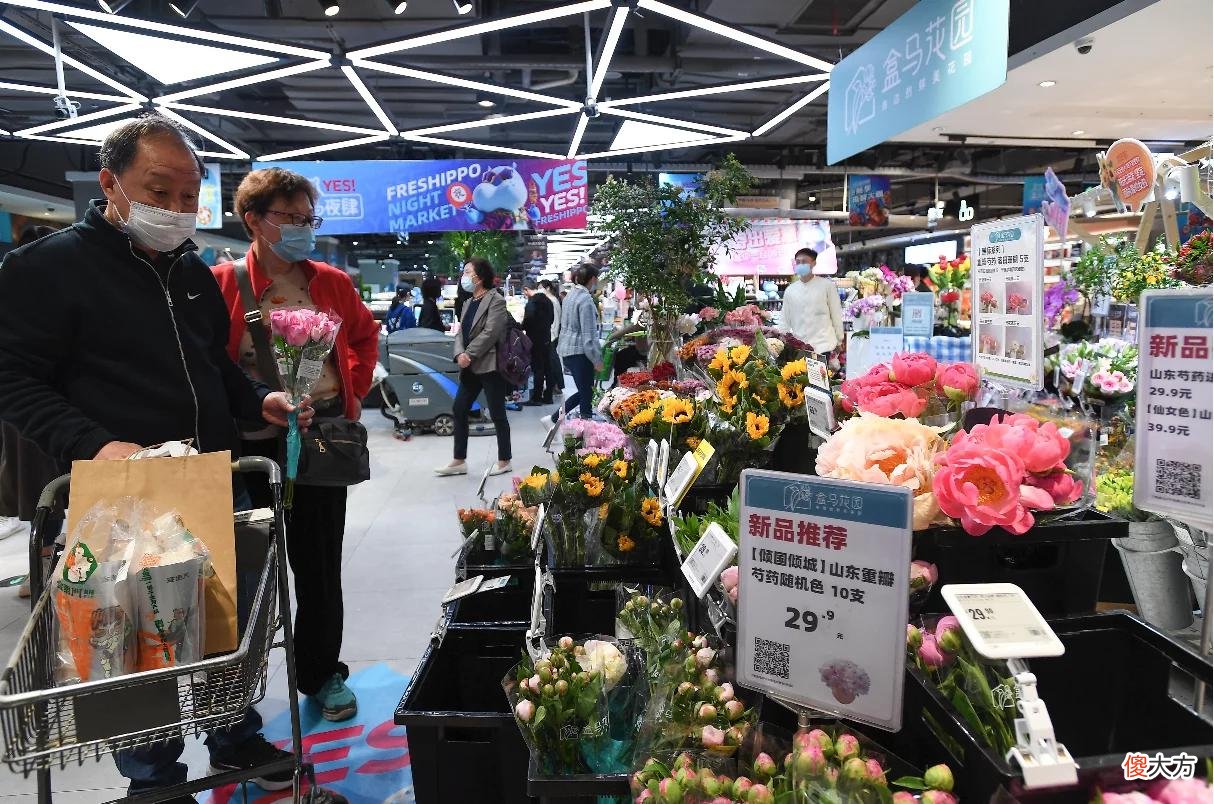 【时尚一点】母亲节鲜花市场热度不及情人节？95后爱送妈妈珠宝、85后爱送家电