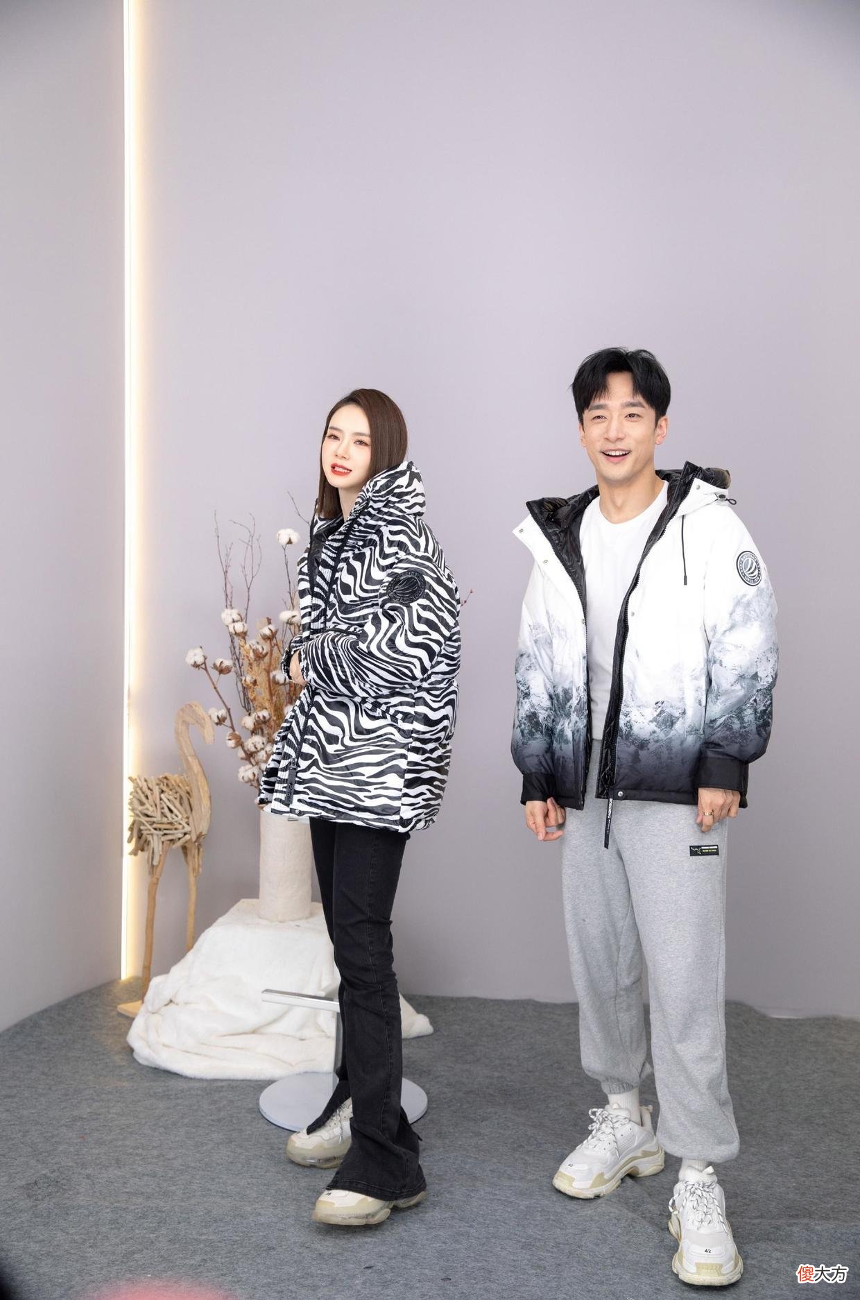 穿大蝴蝶结连衣裙亮相 打蝴蝶结连衣裙