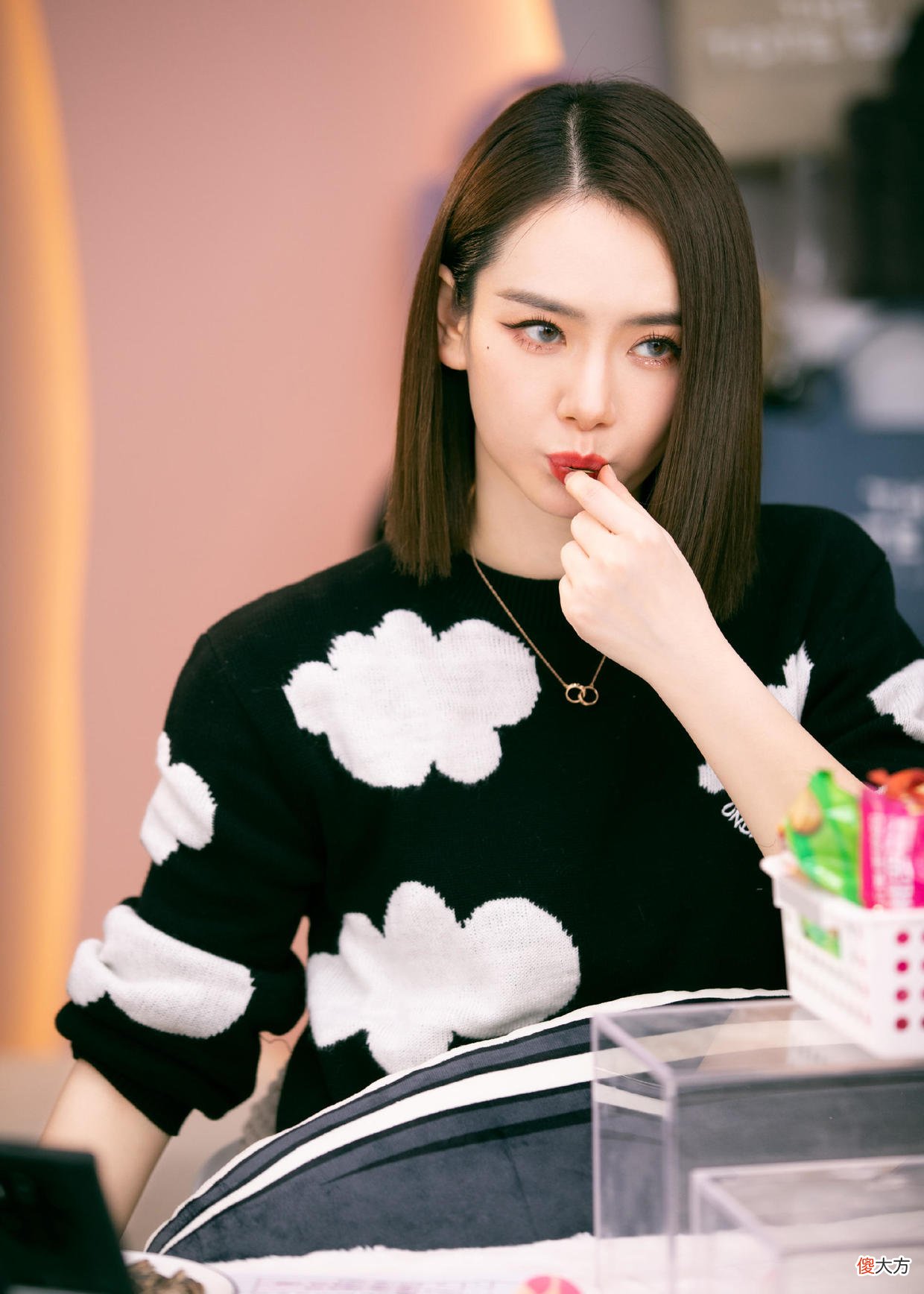 穿大蝴蝶结连衣裙亮相 打蝴蝶结连衣裙