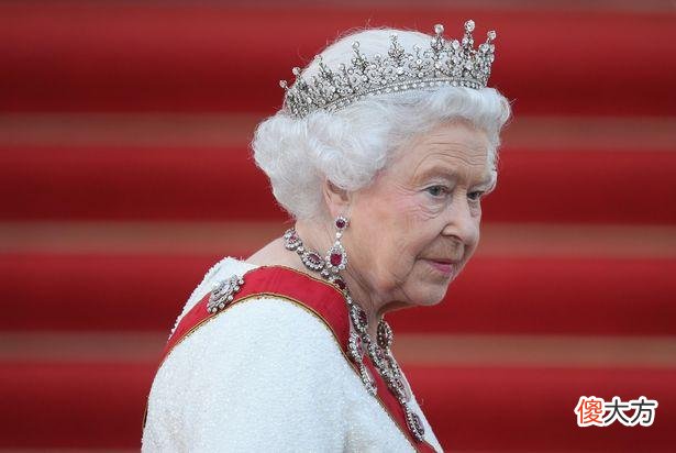 英国女王与病毒继续抗争，有轻微感冒症状，坚持工作回应外界担心
