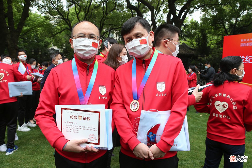 存有几千个病人的手机号，他说：病人是医生成长最重要的老师