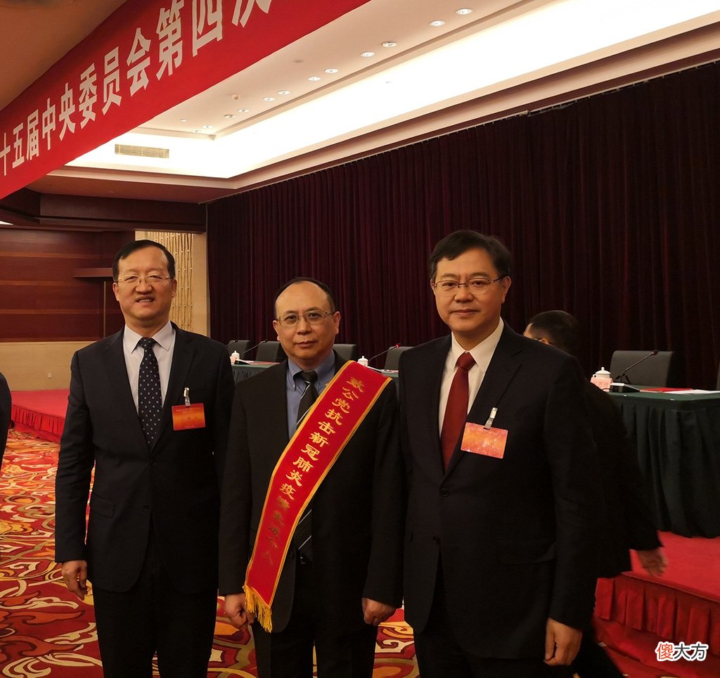 存有几千个病人的手机号，他说：病人是医生成长最重要的老师