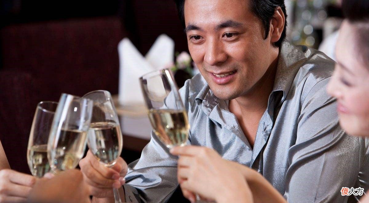 为什么酒那么难喝还有人嗜酒如命 为什么酒那么难喝还有人爱喝