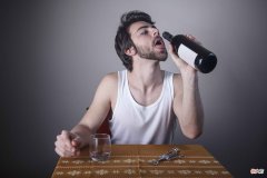 为什么酒那么难喝还有人嗜酒如命 为什么酒那么难喝还有人爱喝