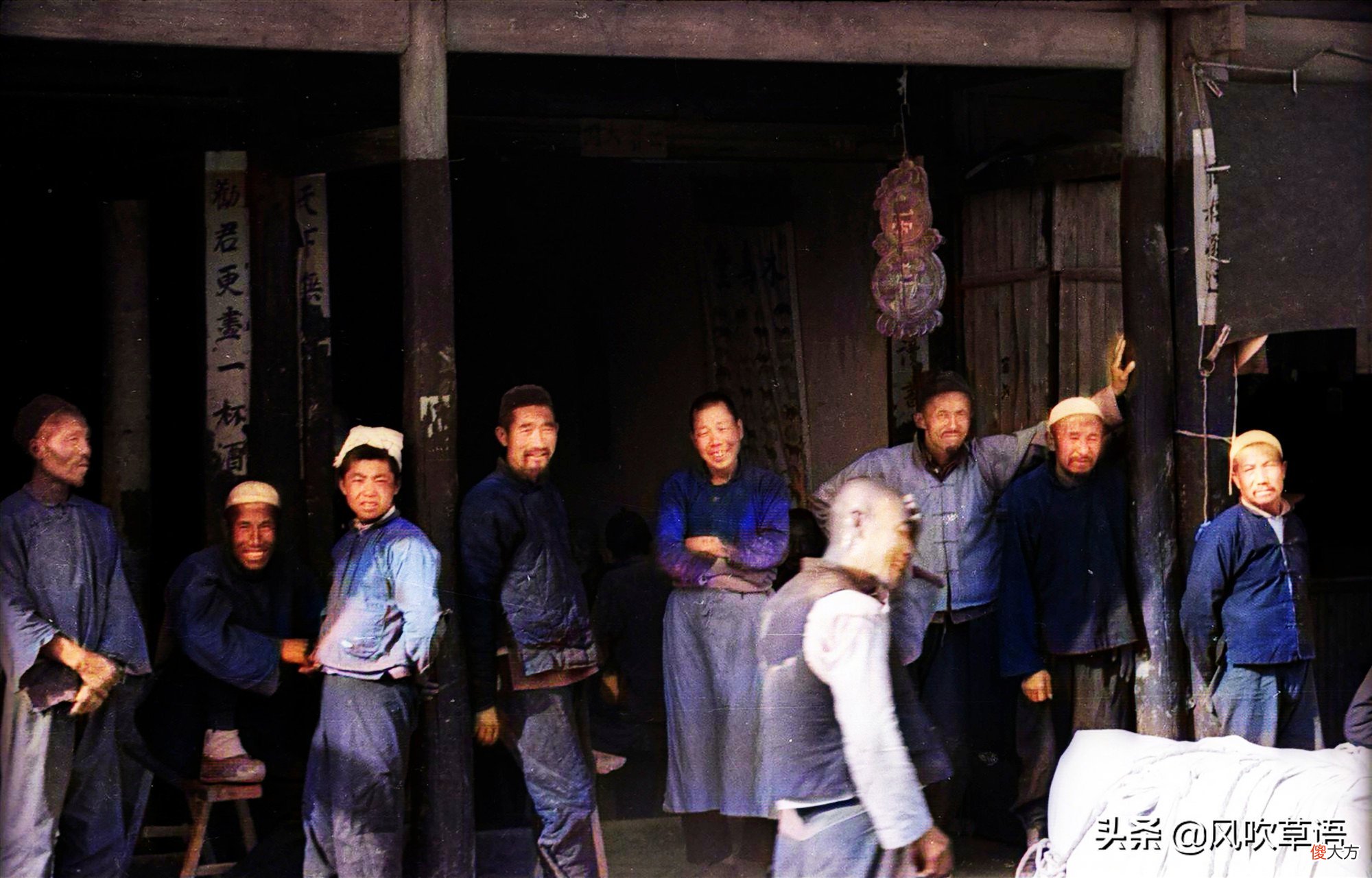 1937年的宁夏府城银川，老城门建筑古色古香，承天寺塔下汽车成排