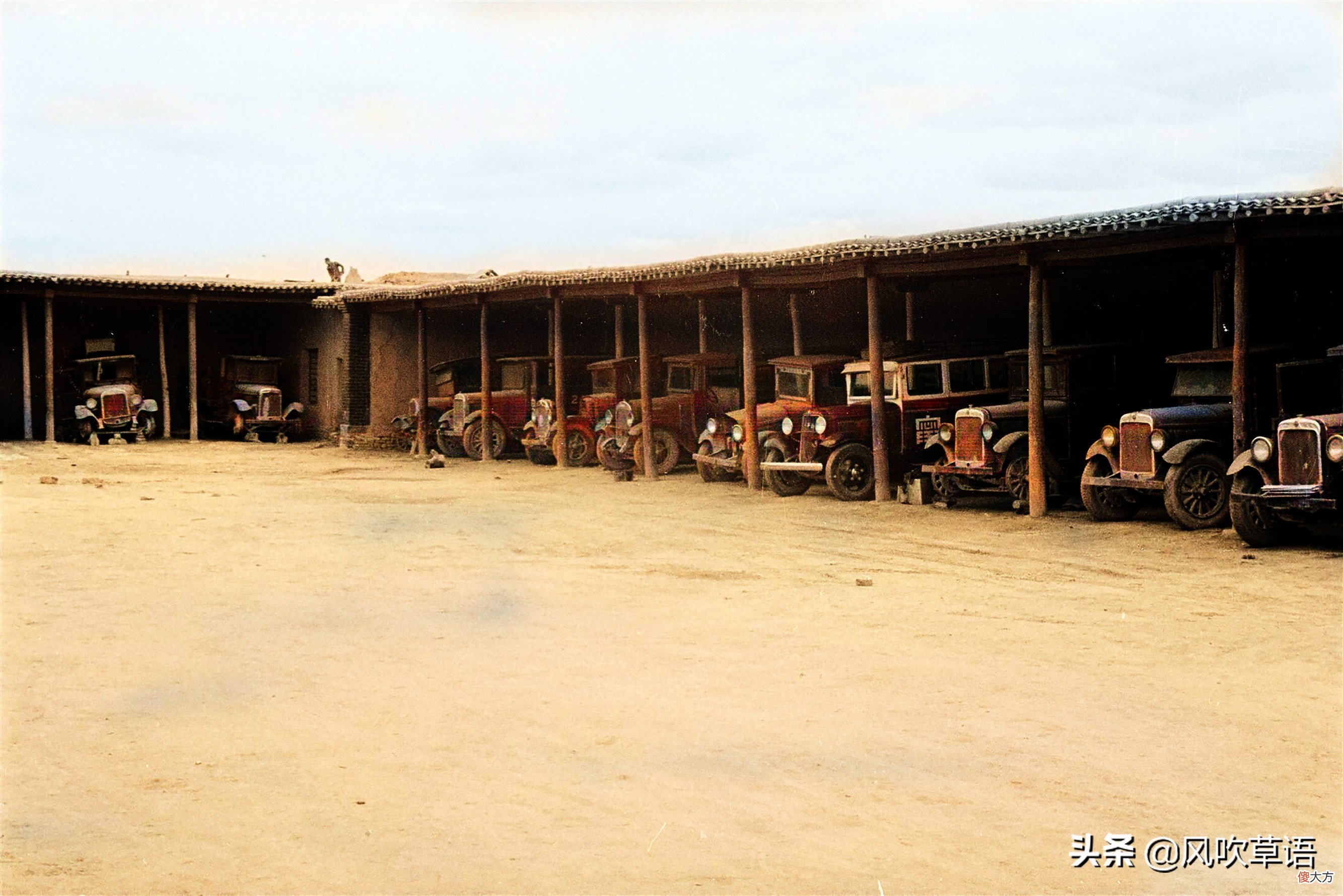 1937年的宁夏府城银川，老城门建筑古色古香，承天寺塔下汽车成排